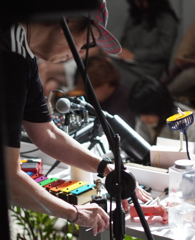 DSLB playing table top sounds